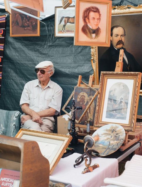 about-400-sellers-present-their-goods-every-saturday-paintings-real-authentic-salesman-flea-market_t20_8OE2rB
