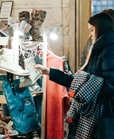 city-design-market-garage-sale-christmas-sale-shops-and-buyers-antique-brick-business-city-clothing_t20_NxLmOQ