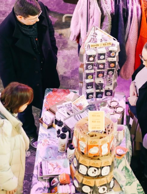city-design-market-garage-sale-christmas-sale-shops-and-buyers-antique-brick-business-city-clothing_t20_kRK7ar