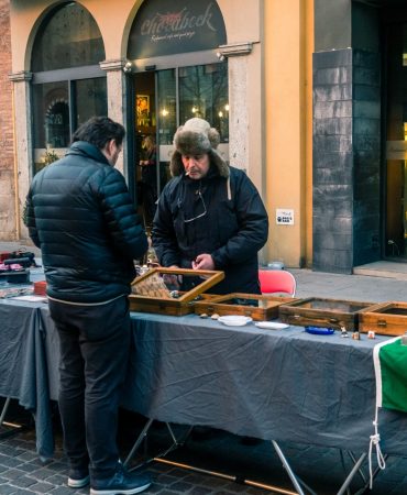 flea-market-transactions_t20_9Gd2ay